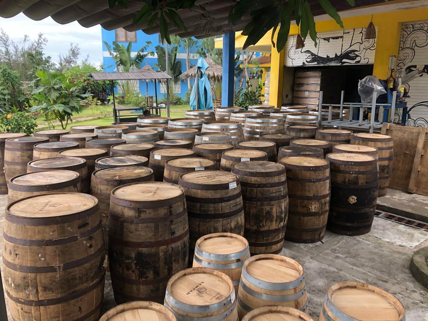 a close up of many barrel