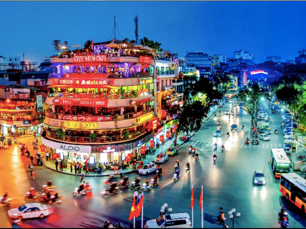 a view of a city street filled with traffic at night
