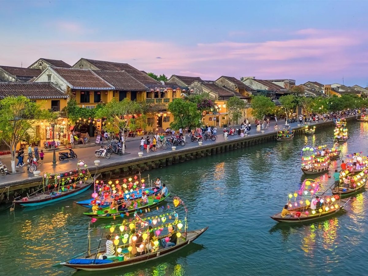 a small boat in a harbor